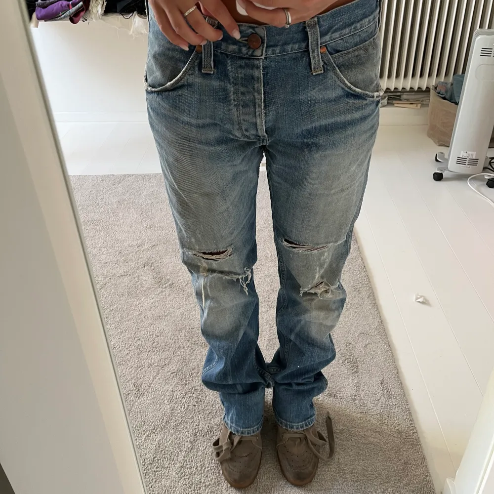 Vintage jeans köpte med snygga slitningar. Större i modellen, jag brukar själv ha storlek 36 i jeans eller 27/32😊. Jeans & Byxor.