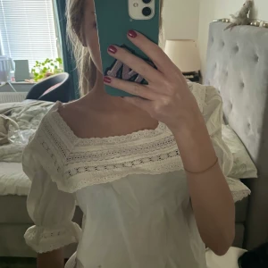 & other stories blus - Världens gulligaste blus ifrån & other stories!!! perfekt till skolan👌👌Nypris 500kr💕💕