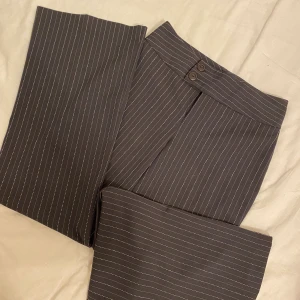 Randiga kostym byxor  - Jättesnygga lågmidjade byxor med randigt mönster  