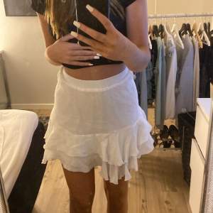 Jättefin oanvänd kjol från NA-KD, 100kr +frakt
