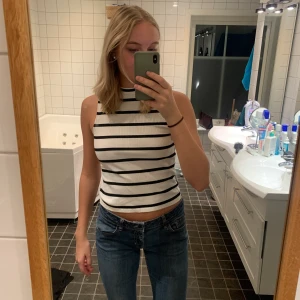 Linne - Kabelstickad randigt linne med hög hals. Nyskick!💗 