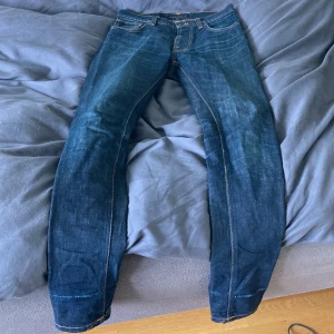 Nudie Jeans Tilted Tor W27L32 - Mörkblå Nudie jeans i storlek 27 32, avgör själv tillstånd.