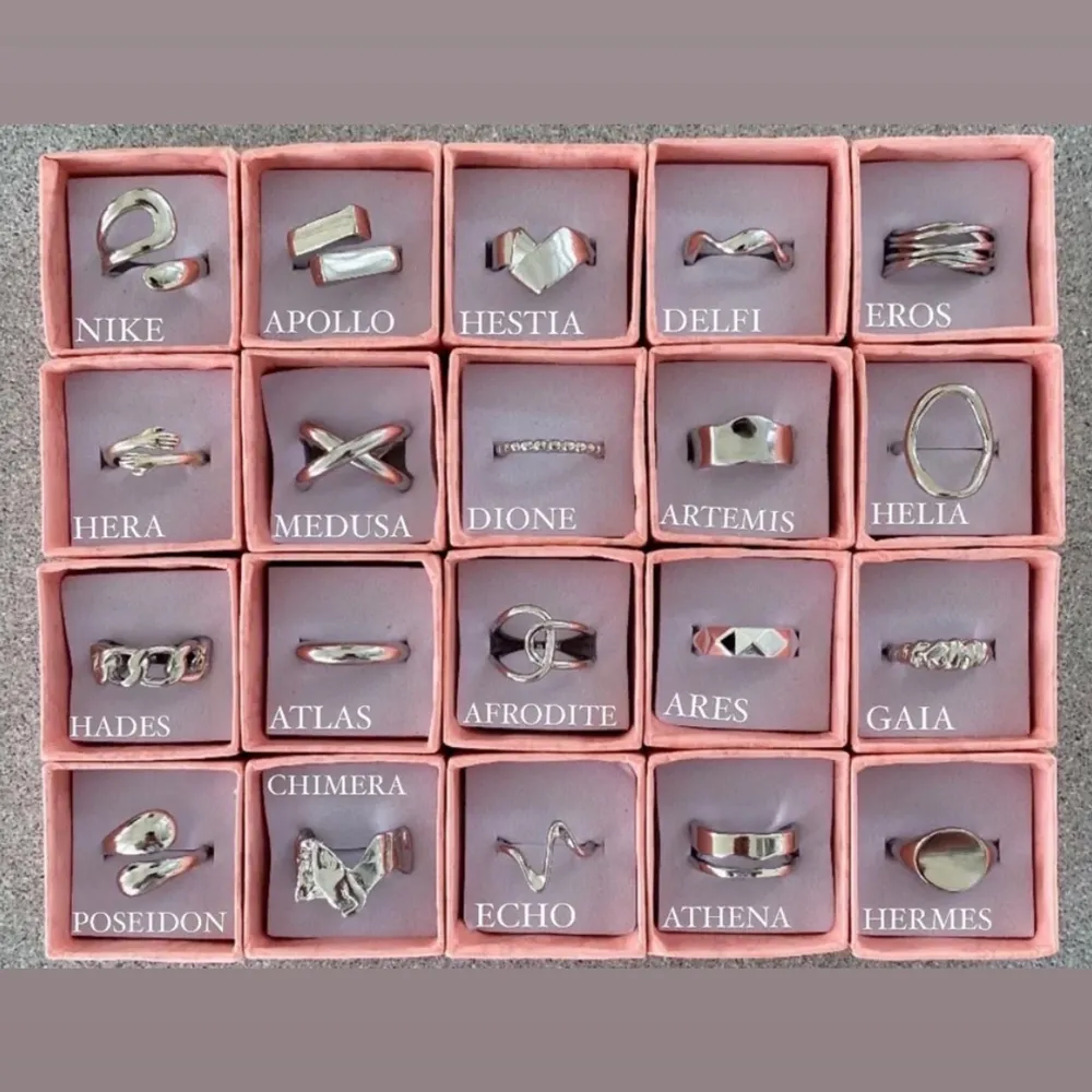 Alla ringar är justerbara och finns både i silver och i guld Ringbox, putsduk ingår. Instagram : @olympia.rings ⚡️⚡️. Accessoarer.