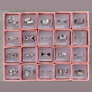 Alla ringar är justerbara och finns både i silver och i guld Ringbox, putsduk ingår. Instagram : @olympia.rings ⚡️⚡️
