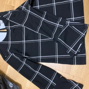 Tröja - Så snygg blus/tröja som jag inte vill sälja egentligen men som är för liten för mig. Väldigt fin och elegant. Nyskick 