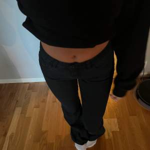 Svarta lågmidjade bootcut jeans.  Jag är 167cm för referenser.  Köparen står för frakt. 