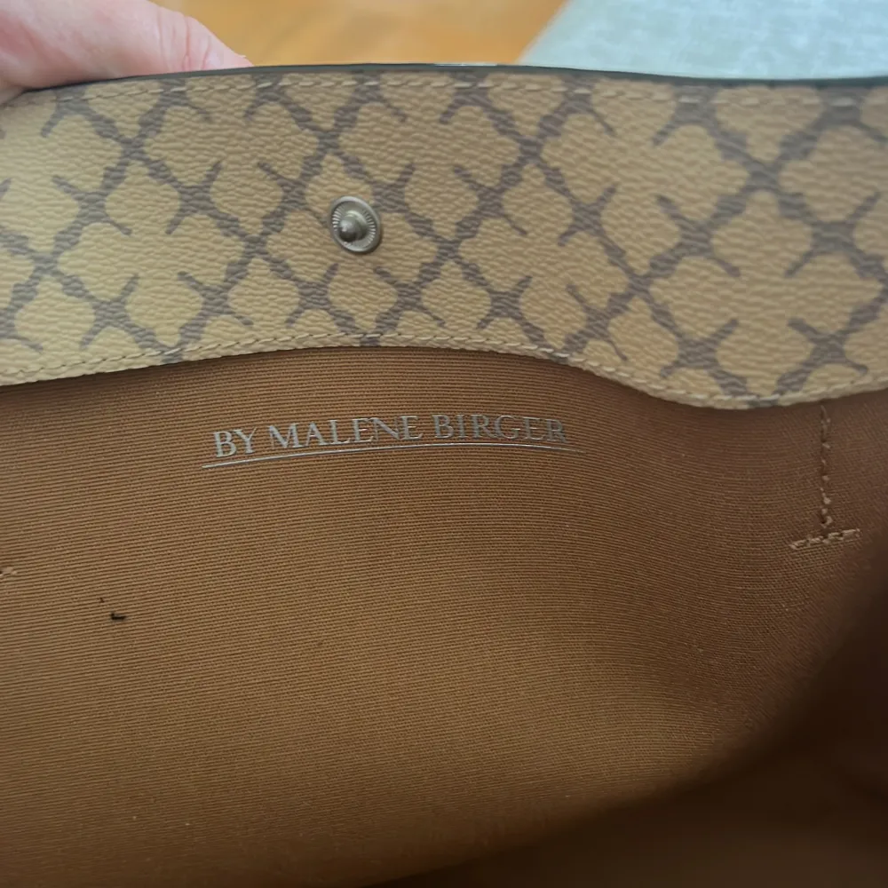 By Malene Birger väska, finns fläckar i stora väskan samt en liten i lilla. Annars inget slitage eller trasig på något sätt. . Väskor.