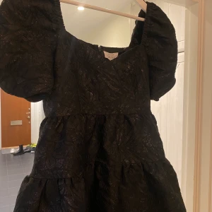 Klänning & Other Stories  - Superfin klänning från other stories. Glittrig med puffärm, oanvänd med lapp kvar. 