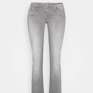LTB jeans - Gråa lågmidjade LTB jeans ifrån Zalando i storlek 25/30, säljer pågrund av att dem är för korta för mig, köpte dem för 830kr säljer för 700 priset går att diskutera 