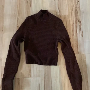 Tröja - Säljer denna crewneck tröjan från HM tror inte den säljs längre då den är köpt förra året men har ingen aning💕Den är i superfint skick men det finns några trådar som sticker ut men de går att klippa bort💕 köparen står för frakten och kontakta vid intresse