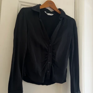 Zara blus - Svart silkes blus från Zara, använd fåtal gånger säljes pga behöver rensa i min gaderob☺️ Skicka ett meddelande för annat pris förslag😍