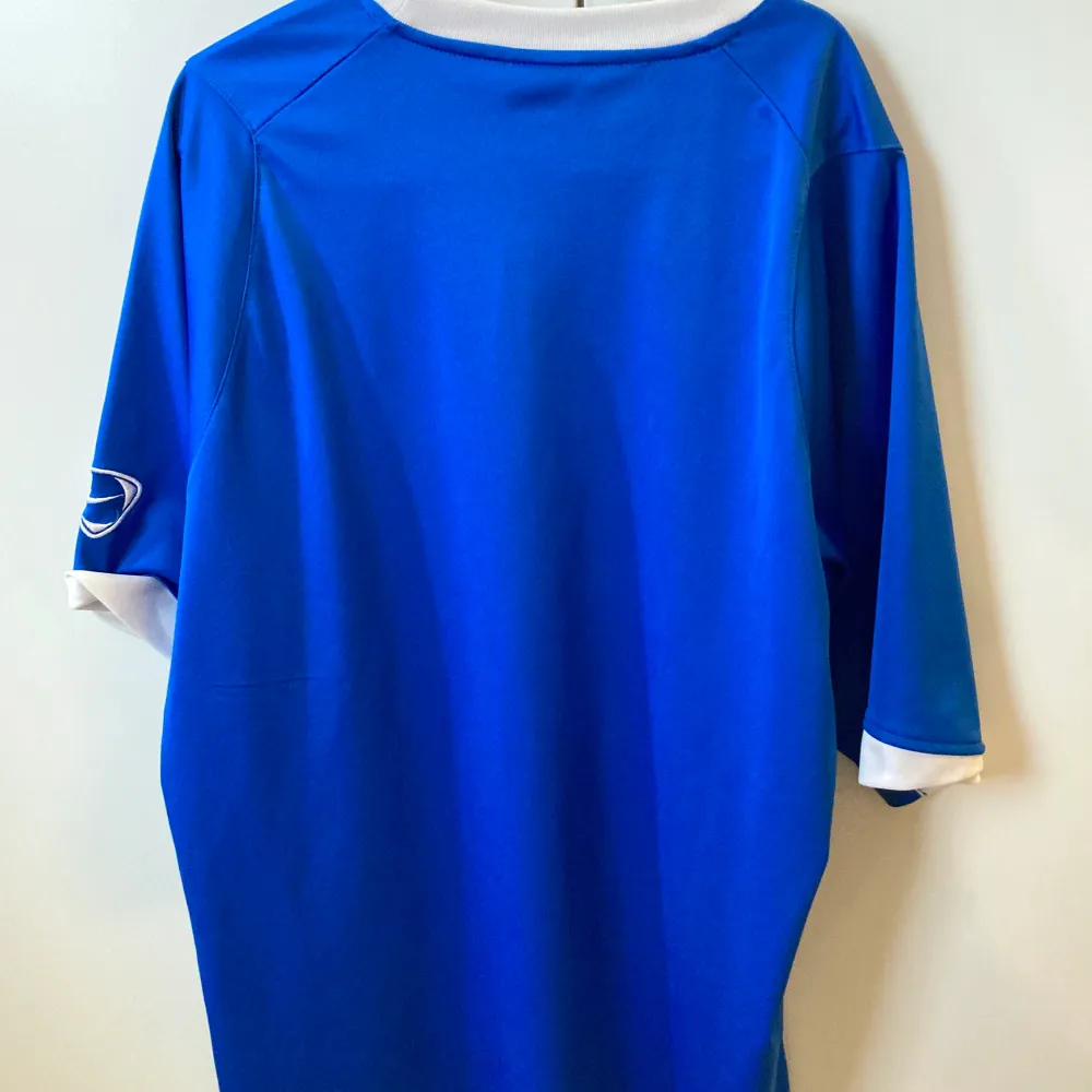 En jättefin blå t-shirt från Nike köpt på Beyond Retro, passformen är lite oversize :). T-shirts.