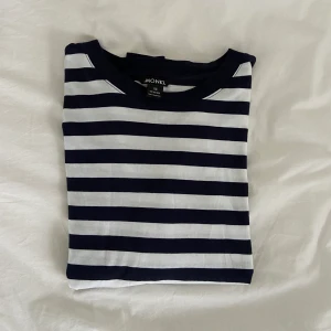 Randig tröja Monki - Säljer denna superfina tröjan från Monki!!! Sparsamt använd och i nyskick🥳