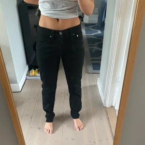 Snygga lågmidjade Levis jeans - Snygga lågmidjade levi’s 512 jeans, w 28 och längd 32. Skriv för fler bilder!💗