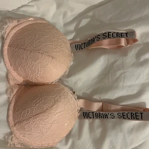 Viktoria’ secret  - Victoria’s secret bh push-up  Storlek B80  Aldrig använd  Original pris 799 säljer för 550