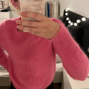 Rosa stickad tröja  - Säljer denna rosa stickade tröja från bikbok i storlek Xs lite sticksig men med en t-shirt under så är det ingen fara 