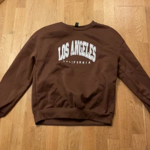 Tjocktröja  - Säljer denna bruna tjocktröja då jag inte längre använder den. Den är varm och go. 🤍