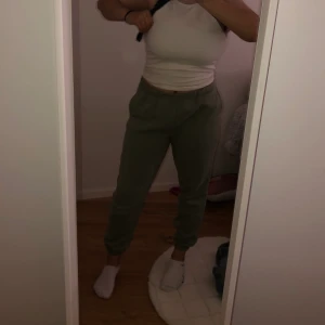 Tröja - Säljer både tröjan och mjukisbyxorna, kan sälja enskilt oxå . Båda är i väldigt bra skick