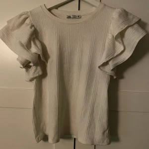 Vit topp från Zara - Fin topp från Zara med volanger, superfin och skönt material. Fin till både vardag & fest 