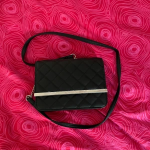Hand/Axelväska  - Väldigt fin crossbody/handväska.