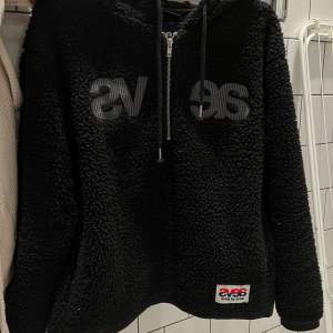 Knappt använd teddyfleece från SVEA. STRL M men är oversized. Passar M-L