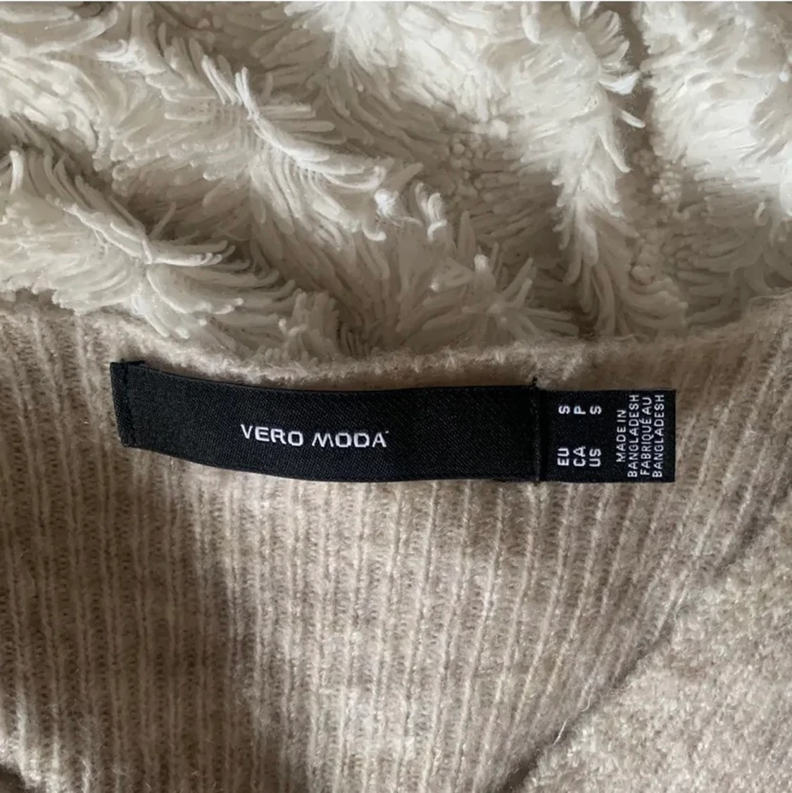 Beige stickad  - 90
