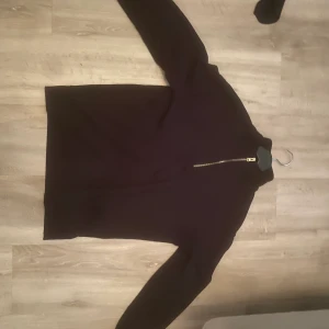 Half Zip Zara. - En skön half zip ifrån zara i rimligt skick.