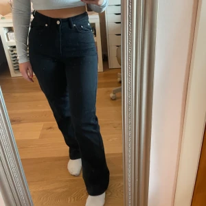 Svarta rowe jeans weekday - Svarta rowe jeans från weekday i storlek 26/32. Jättebra skick. Säljer pga för små. 