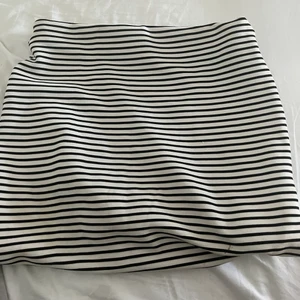 Topp - Randig kjol från pull and bear som jag använder som tub topp istället! 💕💕 Storlek M men passar S också! 