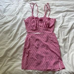 Set från shein - Säljes endast tillsammans Priset är för båda plaggen tillsammans Kan ej visa plaggen på då de inte längre passar mig  Betalning via swish