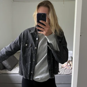 Levis jacka/skjorta  - Jeansskjorta/jacka/overshirt från Levis! Små stenar/paljetter på. Lite kortare modell. 