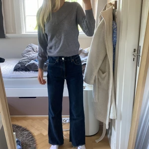 Trendiga zara jeans - Knappt använda, bra skick. Säljs pga att jag växt ur dem. MörkBlå tvätt. Köpta för 450kr