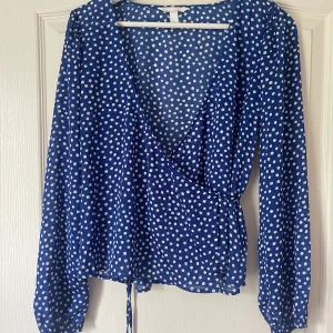 Blå och vit prickig blus  - En superfin blå och vit prickig blus 