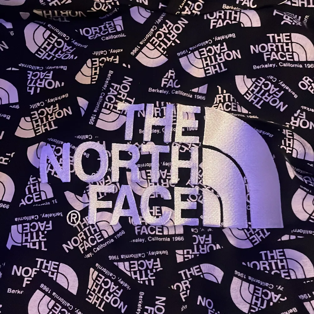 En mycket fin och nästan oanvänd the north face hoodie 9/10 i skick Xl i barnstorlek  Köparen står för frakt!🚚📦. Hoodies.