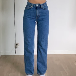 Weekday jeans - Fina jeans från weekday, passar på mig som är 155cm🤍köparen står för frakten på 79kr🤍