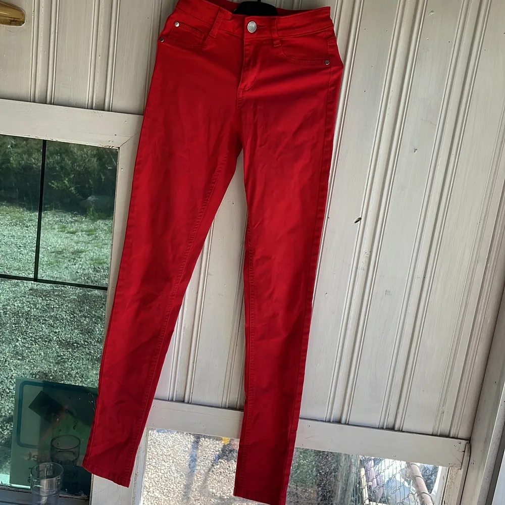 Jättefina röda jeans från Cubus i storlek XXS. Dem är i nyskick bortsett från fläcken som finns på bild tre. Det är på låret på baksidan. Har ej provat att få bort fläcken. . Jeans & Byxor.