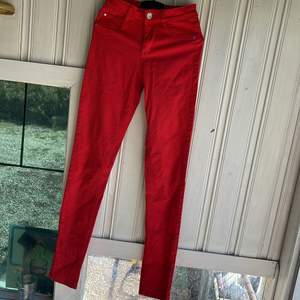 Jättefina röda jeans från Cubus i storlek XXS. Dem är i nyskick bortsett från fläcken som finns på bild tre. Det är på låret på baksidan. Har ej provat att få bort fläcken. 