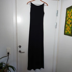 Långklänning - Lång klänning med tunna axelband och slits. Den har ingen storleksmärkning men är som en M. Längden är 135cm från halsmynningen till nederkant🌻