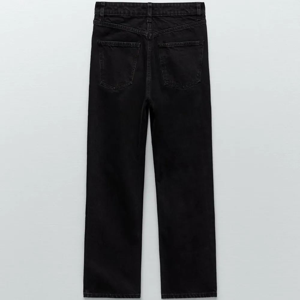  Svarta högmidjade raka jeans från Zara Köpta i vintras använt ett fåtal gånger Storlek 38 men kan användas för en 36a Kan mötas i Stockholm  Köparen står för frakt Priset kan diskuteras . Jeans & Byxor.