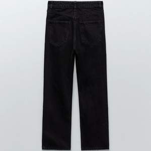  Svarta högmidjade raka jeans från Zara Köpta i vintras använt ett fåtal gånger Storlek 38 men kan användas för en 36a Kan mötas i Stockholm  Köparen står för frakt Priset kan diskuteras 