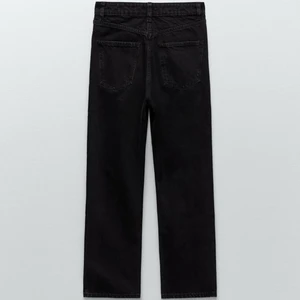 Svarta högmidjade raka jeans -  Svarta högmidjade raka jeans från Zara Köpta i vintras använt ett fåtal gånger Storlek 38 men kan användas för en 36a Kan mötas i Stockholm  Köparen står för frakt Priset kan diskuteras 