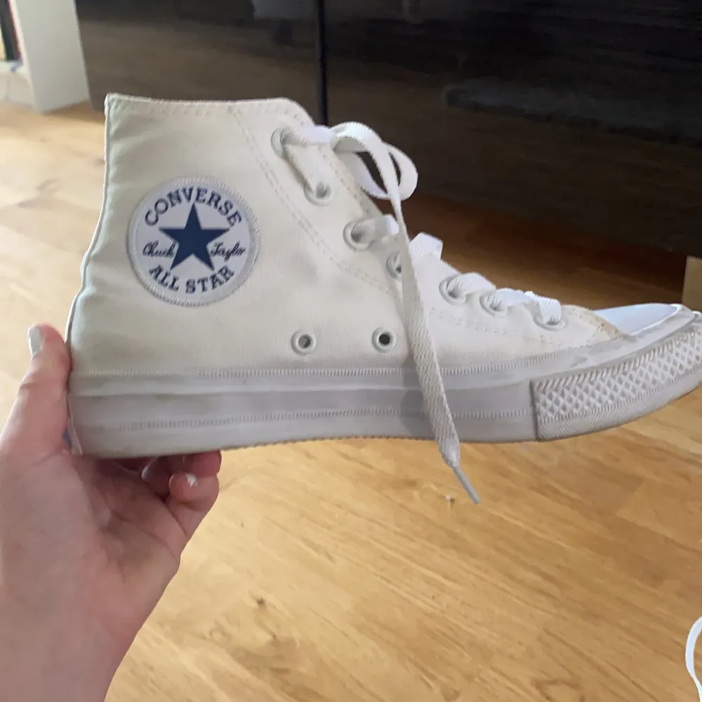 Säljer vita converse i nyskick pågrund av att dom var för stora🤍. Skor.