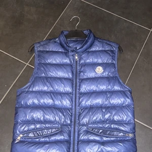Moncler väst blå - Moncler väst blå i väldigt bra skick endast använd ett fåtal gånger. 