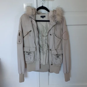Bik bok beige jacka strl M - Beige jacka i storlek M, kan bäras av den med storlek S också. Avtagbar "luvpäls" och passformen är som lite mindre puffig bomber jacka. Skriv för fler bilder :)