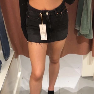 Jeanskjol  - Säljer min svarta jeanskjol ifrån Gina Tricot då den inte kommer till användning. Har använt den en gång sen jag köpte den. 