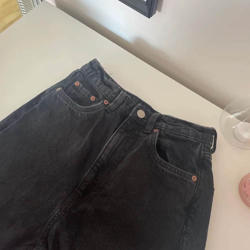 Svarta högmidjade mom jeans från weekday. Modellnamn: MEG storlek 24/28. Använda men i bra skick. Köpta för 500kr säljer för 200kr. Köparen står för frakt. . Jeans & Byxor.