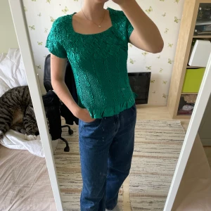 Smaragdgrön topp - Smaragdgrön topp i vrinklat silkesliknande tyg. Storlek M/L, fint skick. Frakt tillkommer💜