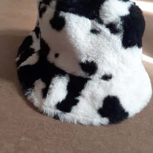 Bucket hat  - En ko bucket hat från Shein, oanvänd, i perfekt skick. Svriv om ni har några frågor 💕