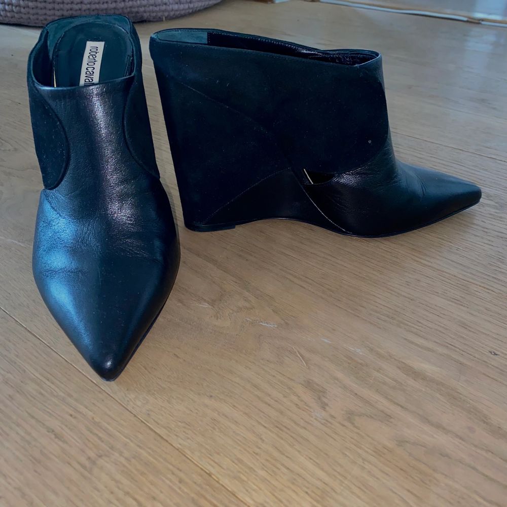 Super balla kilklacks boots från Roberto Cavalli! Skorna är i läder och mocka🖤 Just dessa görs inte längre utan är köpta vintage (men helt oanvända, har lapp kvar) nypris på Cavalli boots i läder och mocka ligger omkring 3000-6000kr. 💓. Skor.