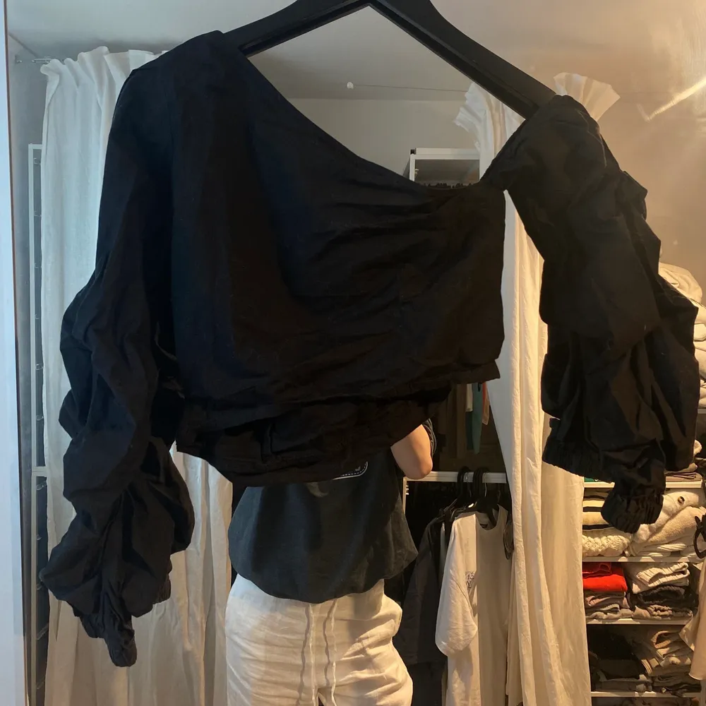 Off shoulder/ one shoulder topp från boohoo. Kan tyvärr inte ta några bilder med den på då jag är gravid och inte får på mig den 😅 bild nr 3 kan man se en bild från hemsidan med den på! . Toppar.